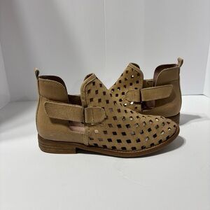 Musse & Cloud Caila Taupe Leather Ankle Booties